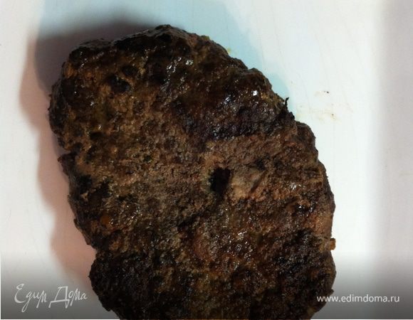 так как котлета мне досталась от вечеринки, скажу только одно, жарится она без масла только с солью, а главное - что фарш сделан с очень хорошего и качественного мяса. удалите прожилки и жир(максимум жира 5 процентов )