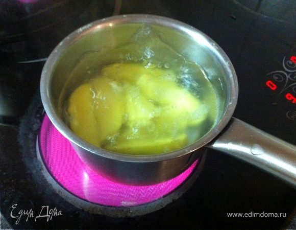 картошку нужно бросить в кипящую соленую воду и поварить 5 минут