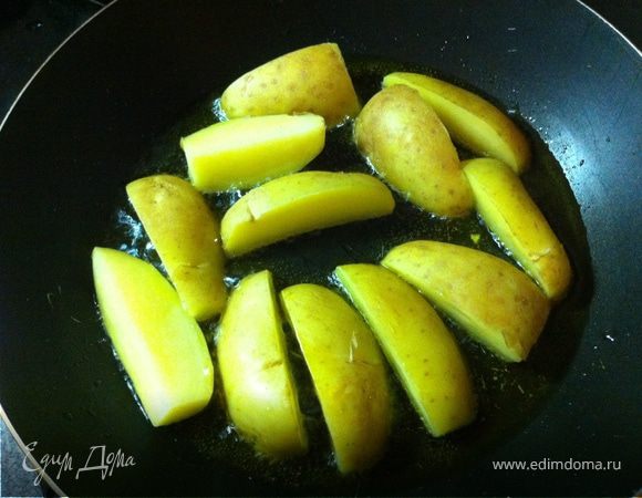 в разогретое оливковое масло бросаем картофель и через пару минут крупную соль