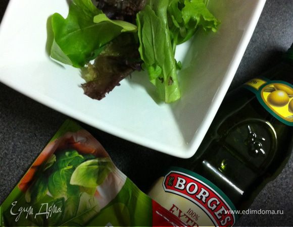 затем оливковое масло смешать с базиликом, добавить в салат
и положить поверх горчицы 