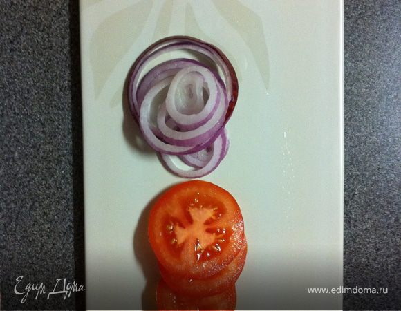 затем лук и помидоры и сверху котлету 