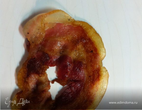 кусочек жирного бекона будет идеальным завершением.
чтобы бекон был хрустящим, его нужно обжарить в большом количестве масла