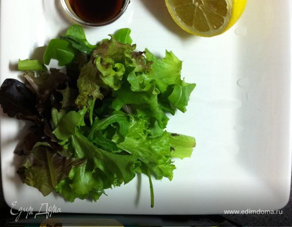 салат, бальзамический соус, лимон, оливковое масло.
