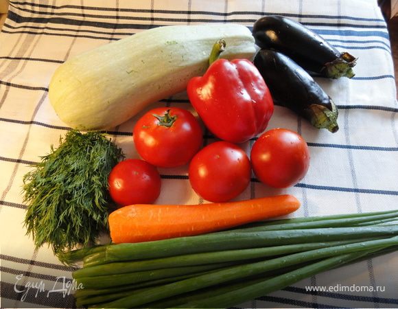 ВСЕ ОВОЩИ МОЕМ, НАРЕЗАЕМ И ОБЖАРИВАЕМ НА ПОДСОЛНЕЧНОМ МАСЛЕ ПО ОТДЕЛЬНОСТИ И СКЛАДЫВАЕМ В КАСТРЮЛЮ И В ДУХОВКУ ПРЕДВАРИТЕЛЬНО СИЛЬНО РАЗОГРЕТЬ, КОГДА В КАСТРЮЛЕ ЗАКИПЕЛО И ТЕМПЕРАТУРУ УБИРАЕМ ДО 160 ГРАДУСОВ.ГОТОВИТСЯ ГДЕ-ТО 45 МИНУТ