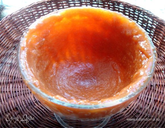 Достать форму из морозильника,вылить в неё часть пюре и энергично повращать форму,чтобы пюре равномерно распределилось по стенкам.Убрать в морозильник на несколько минут,затем повторить процедуру с оставшимся пюре.Если вы готовите в формах,то следует залить пюре на половину объёма.