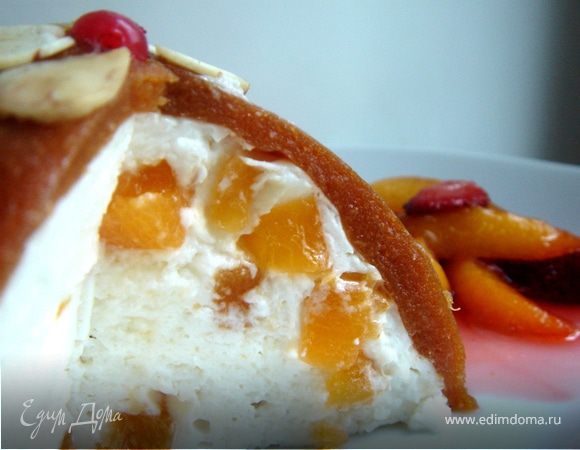 Замочить оставшийся желатин,затем прогреть его и смешать с йогуртом.Отложенные абрикосы мелко порезать и смешать с йогуртом.Сливки взбить с оставшейся сахарной пудрой.Смешать йогурт со сливками и вылить смесь в форму.Убрать в холодильник на несколько часов(3-4).Маленькие формы приготавливаются гораздо быстрее.Перед подачей форму опустить в горячую воду,накрыть тарелкой и перевернуть.Украсить кусочками фруктов и лепестками миндаля.Дополнительно можно подать свежее фруктовое варенье.Для этого надо смешать воду с сахаром в равных объёмах и довести до кипения.В кипящий сироп добавить кусочки фруктов и ягод(у меня абрикосы и клубника),выключить огонь,прикрыть крышкой и дать настояться.Приятного аппетита!