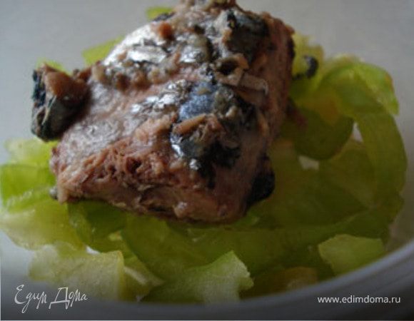 Подготовить все ингредиенты:рис отварить и остудить, перец порезать кубиками.В форму уложить перец. Сверху в центр уложить рыбу. 