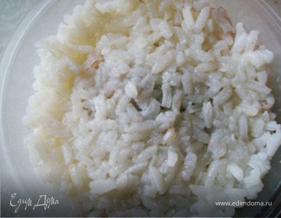 Сверху уложить рис и плотно утрамбовать. 