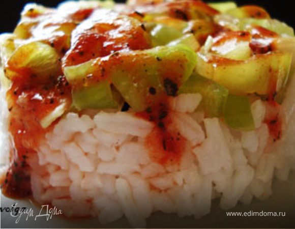 На тарелку перевернуть салат, сверху полить соусом, украсить. 