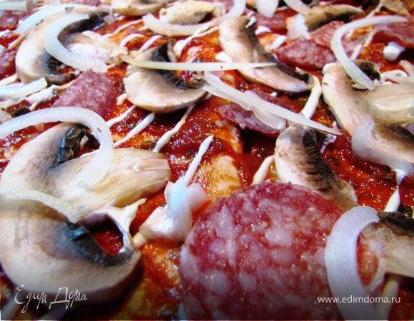 Выложила нашу начинку. И начинка, и густота выкладывание - все очень индивидуально. Я люблю не слишком густо, не в три ряда.