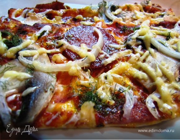 через пять минут по кухне плывут вкуснейшие ароматы, через 10 минут - тончайшая пицца уже готова.