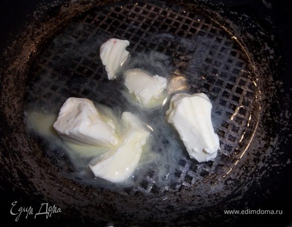 На сковородку кладем 100 слив.масла + раст.масло