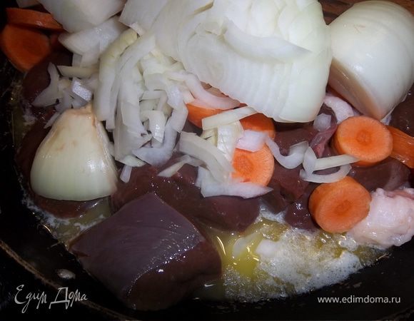 Через 10 мин. добавляем лук и морковь