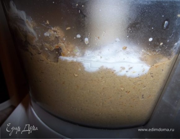 Обжариваем 20 мин. и затем пропускаем два раза через мясорубку,туда же добавляем вареные яйца, потом взбиваем в блэндере-сюда добавляем оставшееся масло и сливки.Взбиваем минут 10.