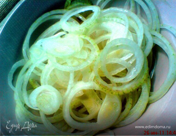 лук нарезать тонкими кольцами и залить маринадом из воды и уксуса на 30 минут в холодильник