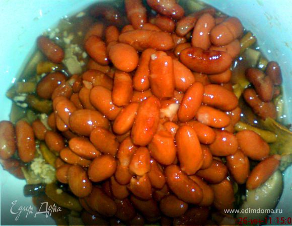 добавить в грибы,освобождённую от сока фасоль