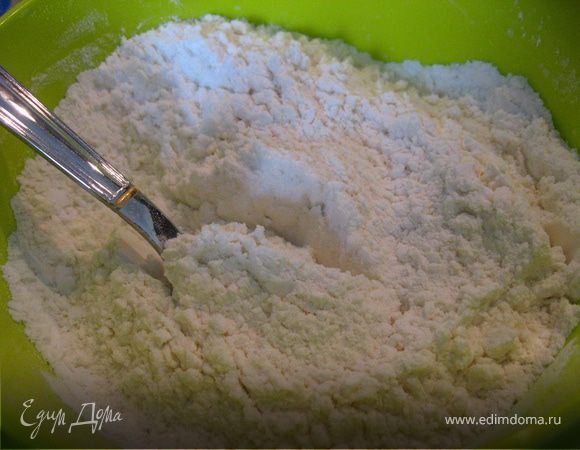 Муку просеять и смешать с половиной сахара.