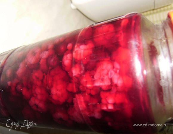 Потом взяла малиновое варенье...оно у меня было с ягодками...вылила в кастрюльку..размяла вилочкой ягодки..и поставила на огонь...довела до кипения и добавила 2 ст.л. сахара (у меня просто варенье было без сахара а просто в своем соку малина)...После как сахар растворился..выключила огонь и добавила ликер...перемешала..