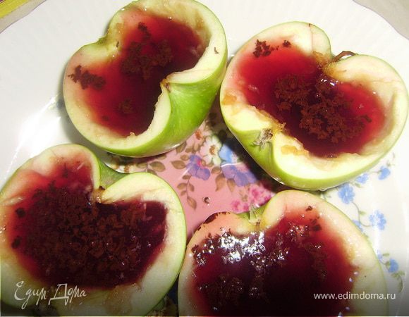 Добавила желатин в малинку...перемешала...и полученной жидкостью заполнила половинки яблочек...