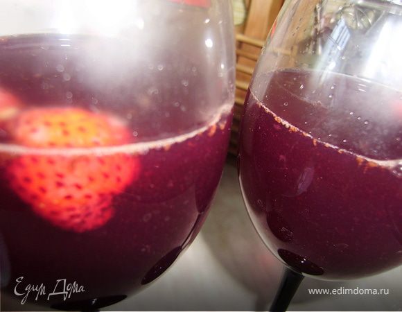 Сироп у меня еще остался...поэтому я взяла бокалы...на дно каждого натерла горького шоколада...положила по 2 клубнички и залила сиропом...и все поставила в холодильник...до полного застывания...