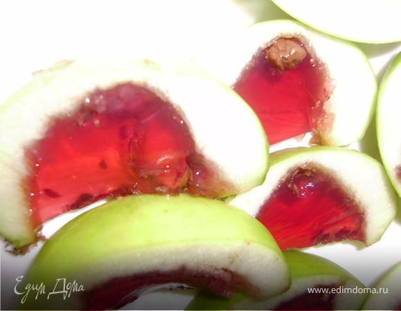 Через 4 часа достала из холодильника...Яблочки порезала на дольки...и десерт готов...Приятного аппетита...