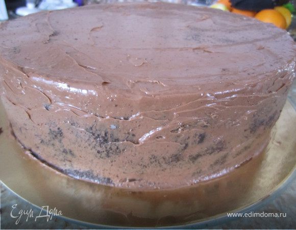 На фото у меня бисквит покрыт масляным кремом с черным шоколадом(єто моя ошибка номер 1)... но я рекомендую покрывать маслянный крем  с белым шоколадом или сгущенкой... уже не раз убедилась...что если вы делаете торт и покрываете его белой или светлой мастикой, делайте основу только белой!!!  так как иногда мастика рвется... и если основа шоколадная...вид портится сразу...и проходится тортик или обтягивать повторно или же чем-то декорировать поврежденную часть торта.