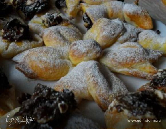 На края внутрь я положила начинку.Смазать желтком и выпекать 15-20 мин.Дать остыть,посыпать сахарной пудрой!