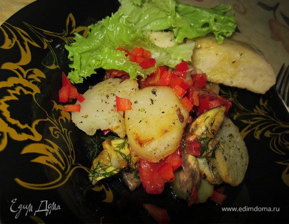 Картофель отварить 15 минут. Остудить, нарезать кольцами и обжарить на сковородке с маслом, посолить. Половину картофеля выложить в форму для запекания. Грибы нарезать и тоже обжарить (немного посолить и поперчить), выложить на картофель, поперчить, посыпать сухой травкой и свежей зеленью.Томаты нарезать положить на грибы, потом положить оставшийся картофель, поперчить, сухой травкой, сбрызнуть маслом и в горячую духовку на 15 минут.
Украсить листьями салата и мелко порезанной паприкой.
Приятного аппетита.