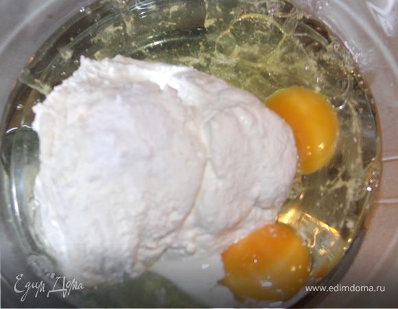 Смешать творог,яйца,масло и соду.