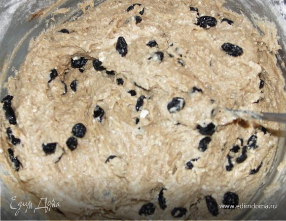 Всыпать кунжут,пряности и изюм.Добавить ликёр.Замесить миксером или вилкой некрутое,чуть липкое тесто.Оставить под салфеткой на 40-60 мин.