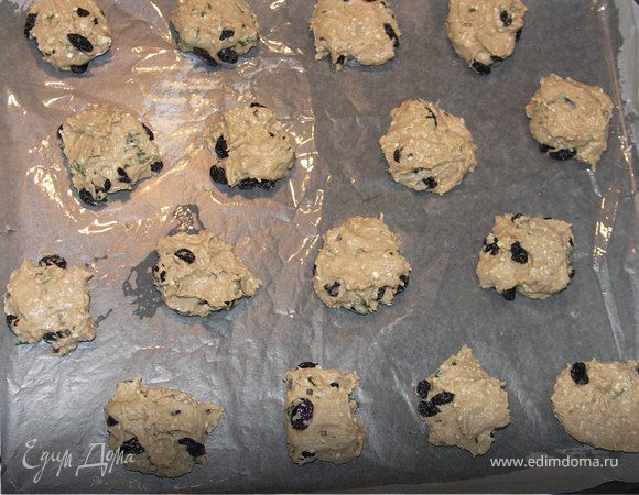 Выложить столовой ложкой на противень выстланный бумагой и смазанный маслом.У меня вышло 2 противеня пряников(30шт).