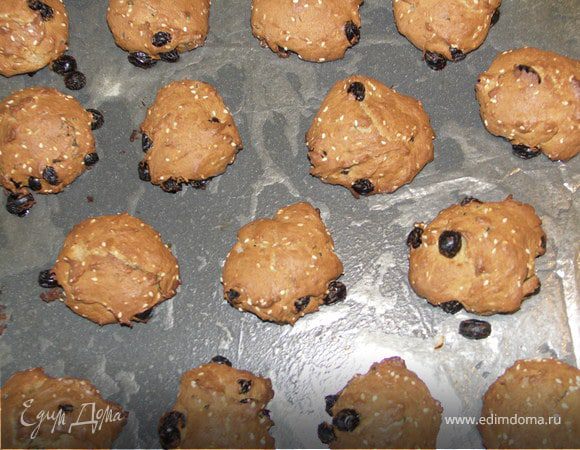 Выпекать в духовке разогретой до 180-190С 18-20 мин.Точнее ориентируйтесь на свою печь.Я выпекала по одному противеню.Если Вы решите поставить их вместе,то возможно время выпечки увеличится.