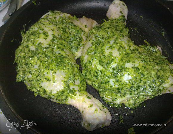 Листья кориандра со всеми остальными ингредиентами для маринада измельчите в блендере до состояния пасты. В курице сделайте глубокие проколы и натрите полученной пастой. Выложите в форму для запекания и оставьте мариноваться на 15 минут. 