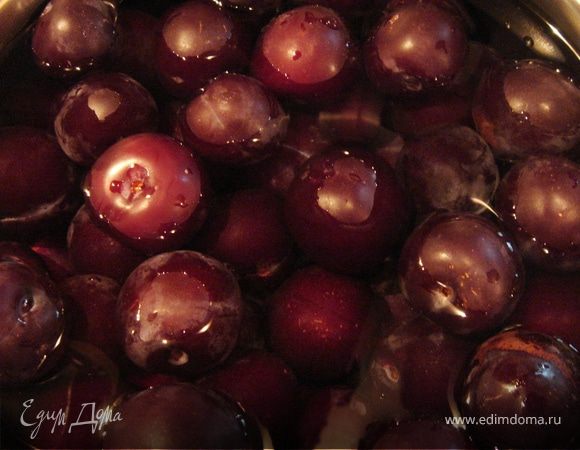 Чистые сливы сложить в кастрюлю и залить питьевой водой так, чтобы ягоды были только прикрыты. Поставить на средний огонь и довести до кипения. Убрать с огня, остудить.