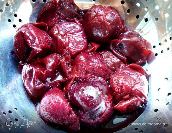 Шумовкой вынуть сливы из кастрюли. Жидкость сохранить. Протереть сливы через дуршлаг в чистую кастрюлю. Можно аккуратно удалить кости из слив еще в шумовке и измельчить их блендером. Я пользуюсь блендером, так гораздо быстрее.