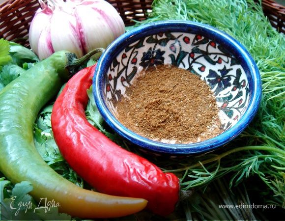 Хорошо промытую траву мелко нарезать. Очистить чеснок, пропустить через пресс или растереть в ступке с солью. Перец мелко порубить или также растереть в ступке с чесноком. Соус получается довольно острым, поэтому количество перца подбирайте под себя. Начните с 1/3 стручка или вообще откажитесь от перца. Можно свежий стручковый перец заменить острой паприкой.