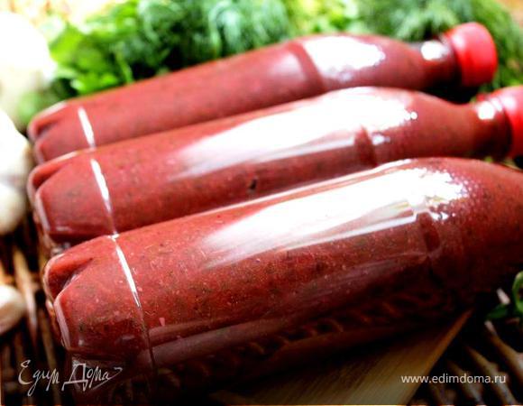 Смешать сливовое пюре, специи (измельченный чеснок, соль, сахар, мяту ( омбало), хмели-сунели и кориандра по 1-2 ч.л.) и траву. Можно дополнительно измельчить сливовое пюре и траву блендером. Если пюре будет густым, его необходимо разбавить жидкостью от слив. Если соус слишком кислый, то количество сахара следует увеличить. Проварить ткемали минут 5-7 и убрать соус с огня. Разлить по стерилизованным банкам или бутылкам с широким горлышком небольшого объёма (300-500 мл). Хранить в холодильнике. Приятного аппетита!