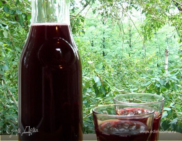 Из оставшейся от слив жидкости получается вкуснейший компот. Для этого необходимо разбавить концентрированную жидкость водой, добавить сахар по вкусу, довести до кипения. Охладить и пить с удовольствием!