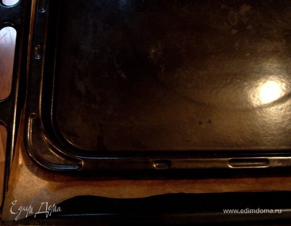 Разогреть духовку до 220*С.Выложить листы теста на застеленный пергаментом противень,накрыть сверху ещё одним листом пергамента.На пергамент аккуратно поставить второй противень.Выпекать до готовности теста.