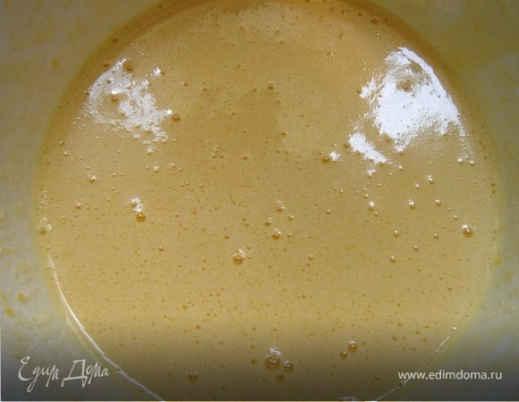 Сварить крем.Для этого сливки довести до кипения.В отдельной посуде смешать крахмал,муку,ванилин и сахар.Добавить яйца и хорош перемешать,чтобы не оставалось комочков.