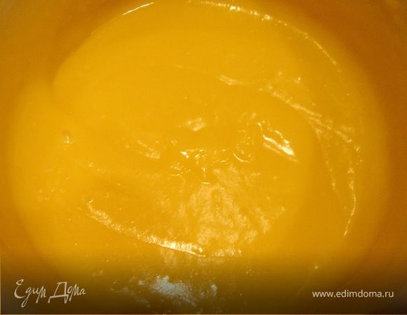 В яичную смесь тонкой струйкой влить горячие сливки,постоянно помешивая.Поставить на медленный огонь и варить помешивая до загустения.Крем остудить.Размягчённое сливочное масло взбить с заварным кремом.