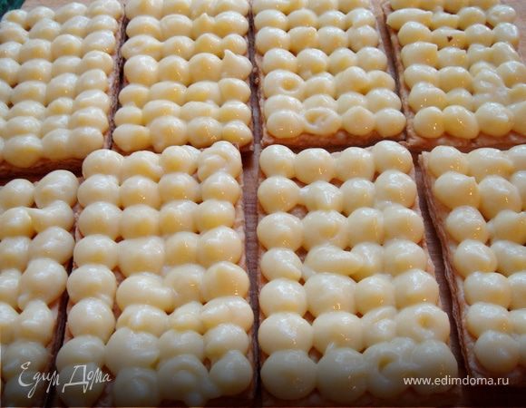 Выложить 12 листов теста.С помощью кондитерского мешка нанести крем(можно и просто ложкой).Затем на крем разложить кусочки фруктов или ягод и вдавить их в крем.На ягоды выложить небольшое количество крема(1-2 ч.л.)для лучшего скрепления коржей.Сложить два листа друг на друга ягодами вверх.Накрыть не промазанным листом,немного придавить.Перед подачей следует подержать мильфёй в холодильнике 30-60 минут,не более.Верх пирожного можно украсить оставшимся кремом и ягодами или просто посыпать сахарной пудрой.Приятного аппетита!