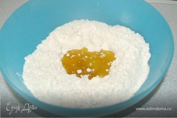 В миску с просеянной мукой влить оливковое масло и добавить соль.
