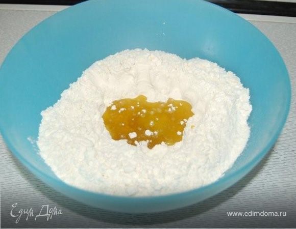 В миску с просеянной мукой влить оливковое масло и добавить соль.