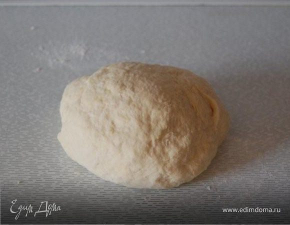 Месить, пока тесто не станет мягким и гладким, сформировать шар, накрыть полотенцем и оставить на час.