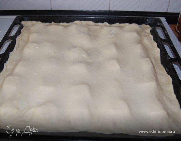 Вторую половину теста раскатать и покрыть ею первый слой с сыром.