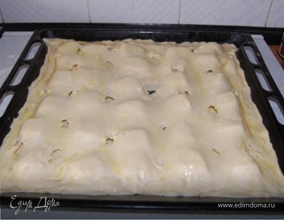 Смазать оливковым маслом и проделать пальцем небольшие отверстия.