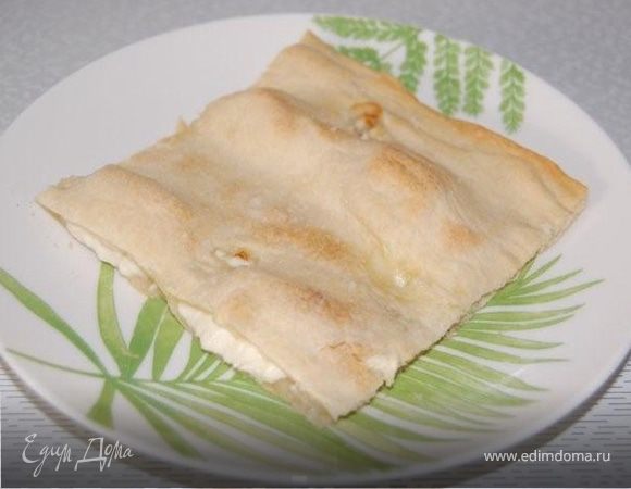 Дать остыть, нарезать ломтиками и подавать к закускам, салатам и супам, мясным блюдам, может использоваться как хлеб для сэндвичей. Дополнительно можна посыпать базиликом, тимьяном или кервелем. Или с лимонно-оливковой заправкой. Приятного аппетита.