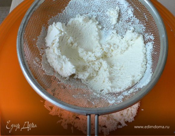 Протереть творог через сито