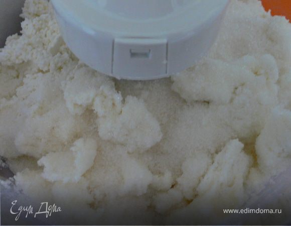 Добавить сахар и сметану, тщательно перемешать в комбайне